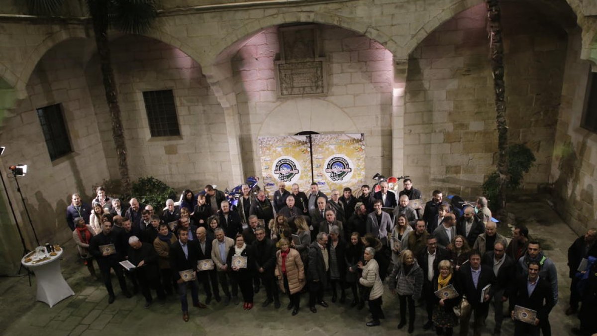 Foto de familia con directivos de diferentes épocas, pilotos de la entidad y políticos después de la presentación del libro en el IEI.