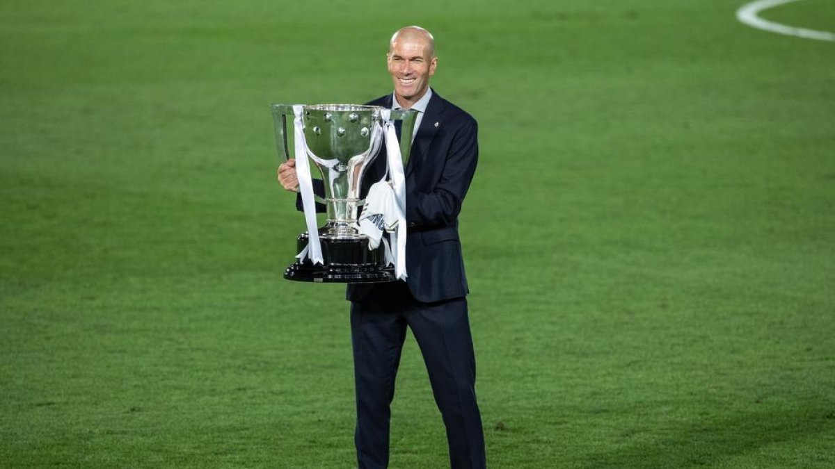 Zidane, amb la copa de campió de la Lliga dijous passat.