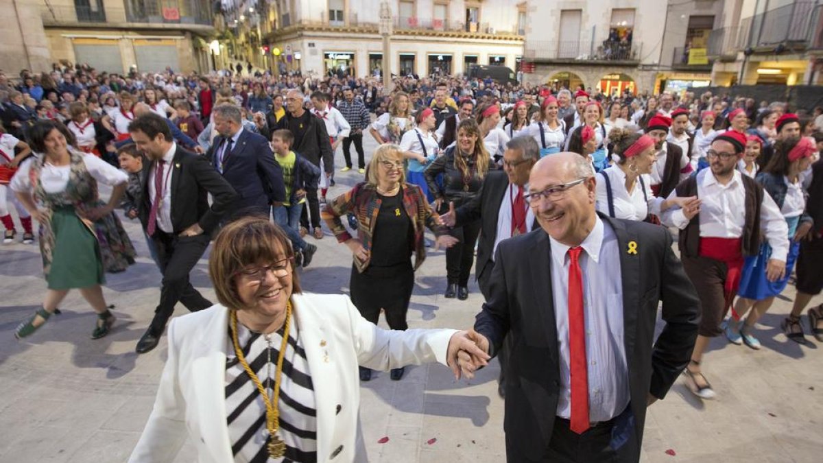 L’alcaldessa de Tàrrega, Rosa Maria Perelló, i el seu marit van obrir el popular Ball de l’Eixida.