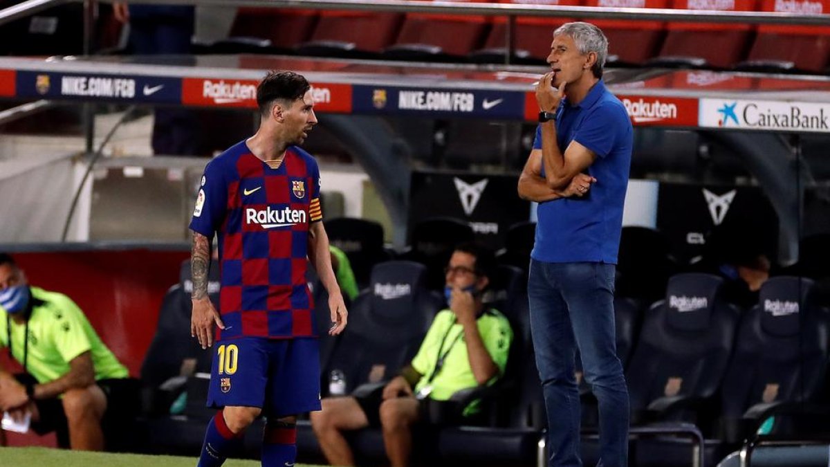 Messi passa davant de Quique Setién en un partit recent.
