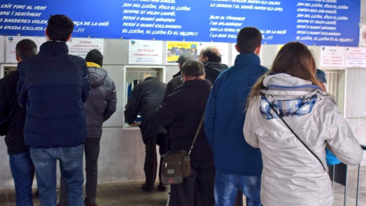 Aficionados y abonados del Lleida Esportiu ayer en las taquillas del Camp d’Esports.