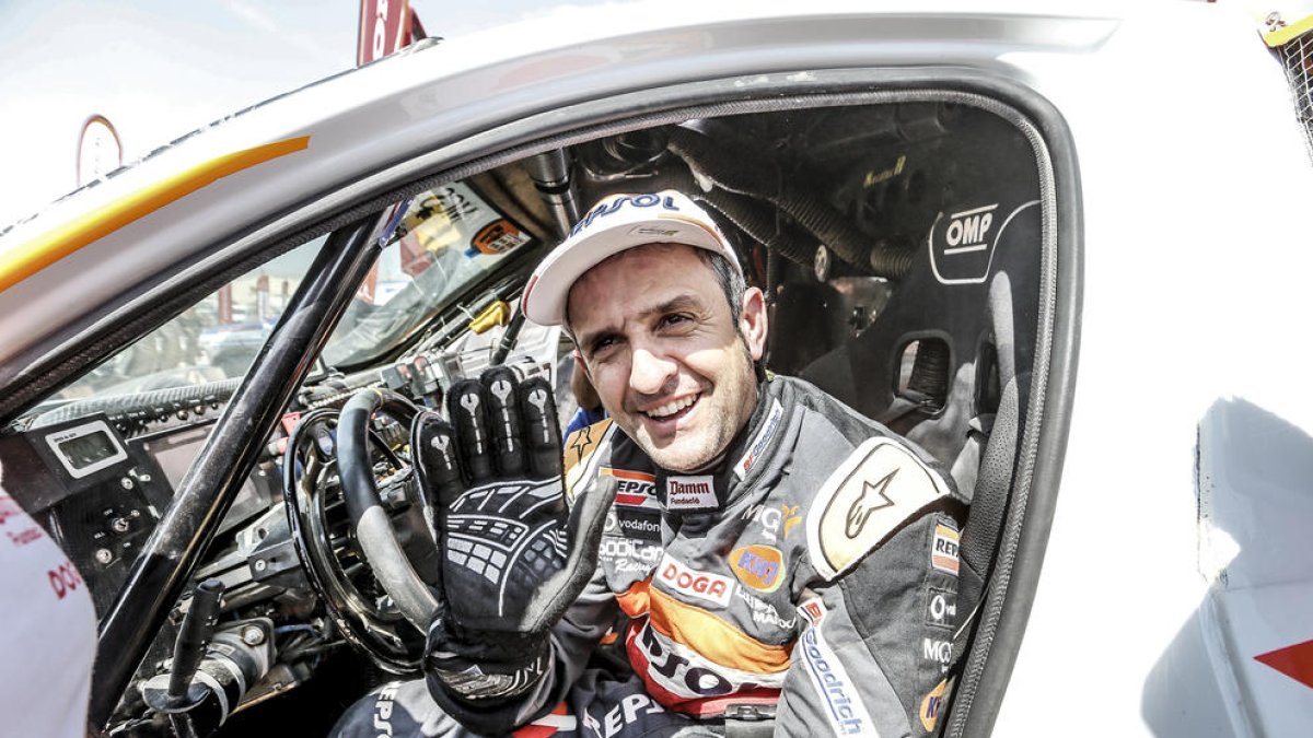 Isidre Esteve saluda al finalitzar la desena i última etapa del Dakar, que va arribar a la ciutat peruana de Lima.