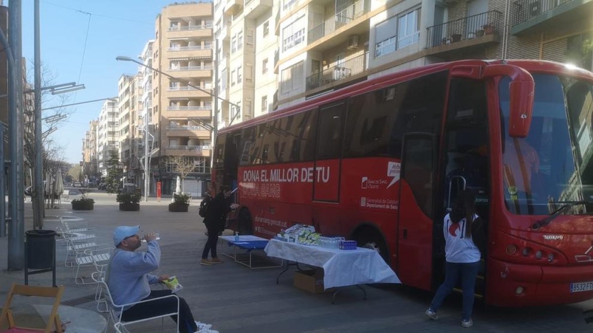 Imatge del Bus de la Sang que es va instal·lar ahir a la plaça Ricard Vinyes de Lleida ciutat.