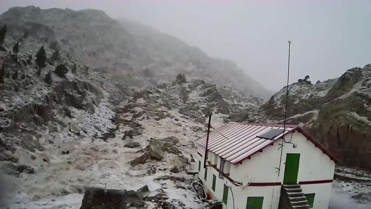 El refugio de Certascan, en la Vall de Cardós, apareció ayer por la mañana con una fina capa de nieve.