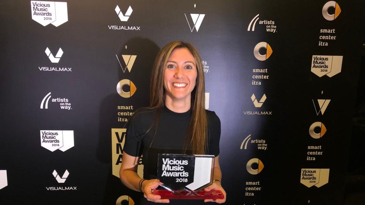 Alba Canas, posant amb el guardó després de la gala Vicious Music Awards celebrada a Madrid.