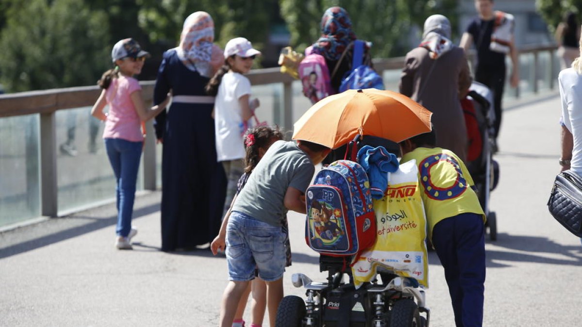 Imatge d’arxiu de ciutadans a la passarel·la del Liceu Escolar.