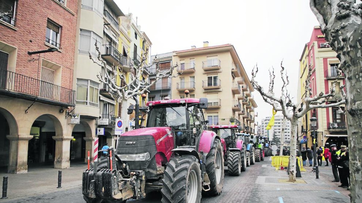 Els tractors, abans dels Tres Tombs de Balaguer.