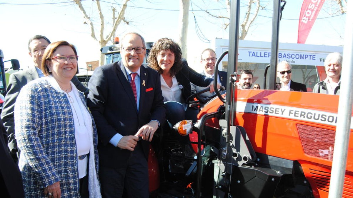 Rosa Maria Perelló, Joaquim Torra, Teresa Jordà, Marc Solsona y Poldo Segarra, en el Saló del Tractor.