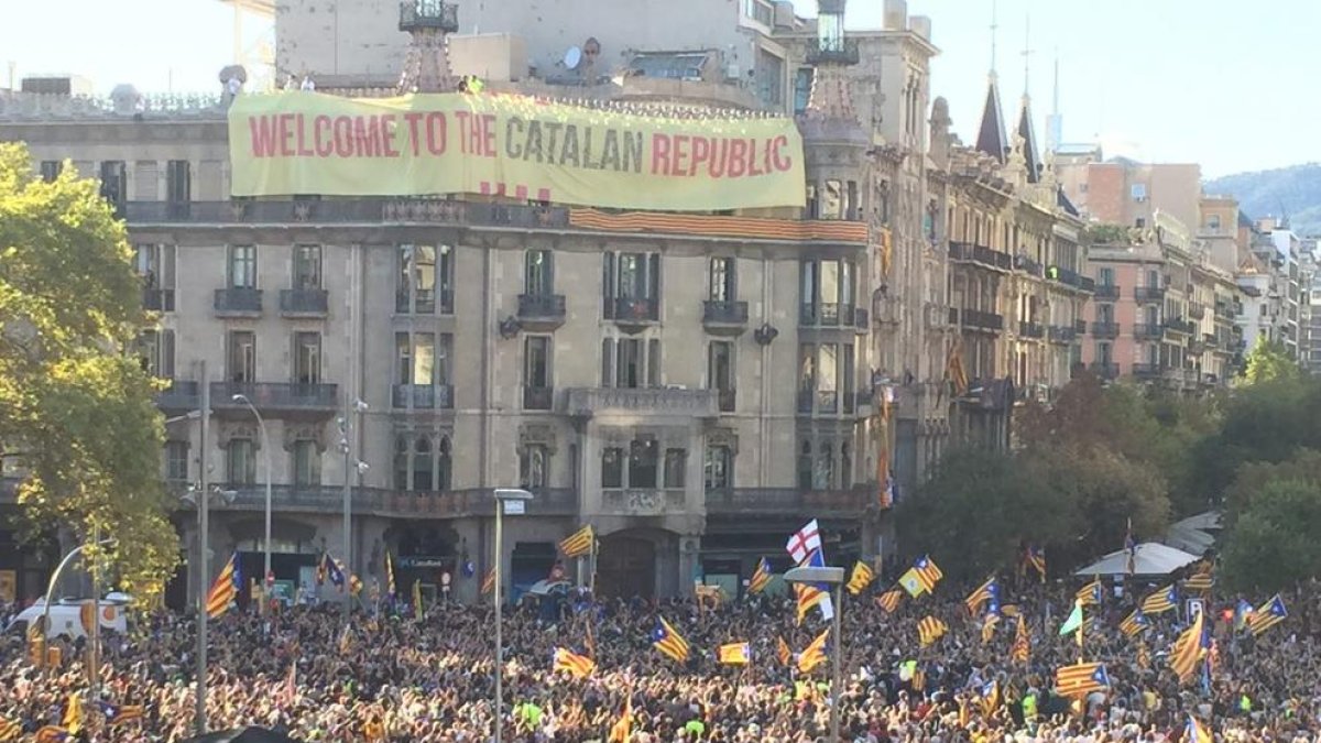 El 20-S de 2017 miles de personas protestaron en Barcelona por los registros en Economía.