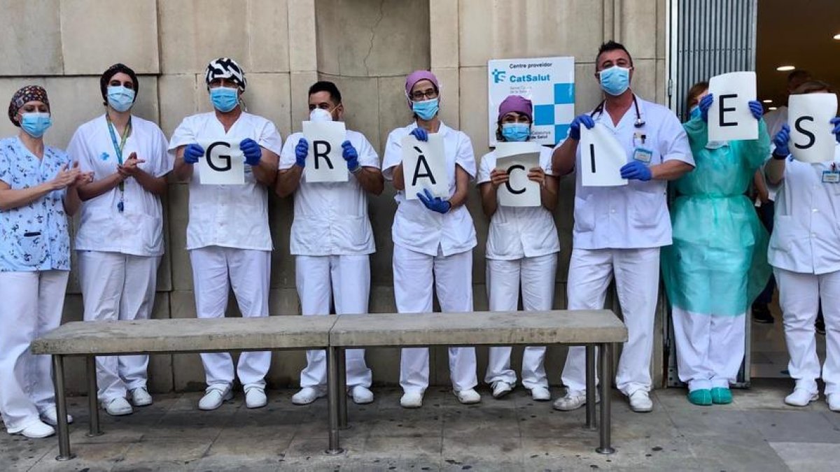 Los profesionales de Prat de la Riba llevaban carteles con letras que formaban la palabra “gràcies”.