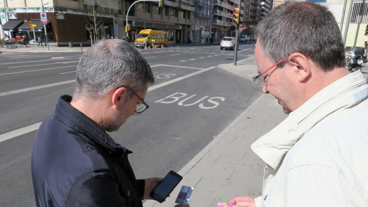 Ténicos probando la aplicación que canaliza las demandas.