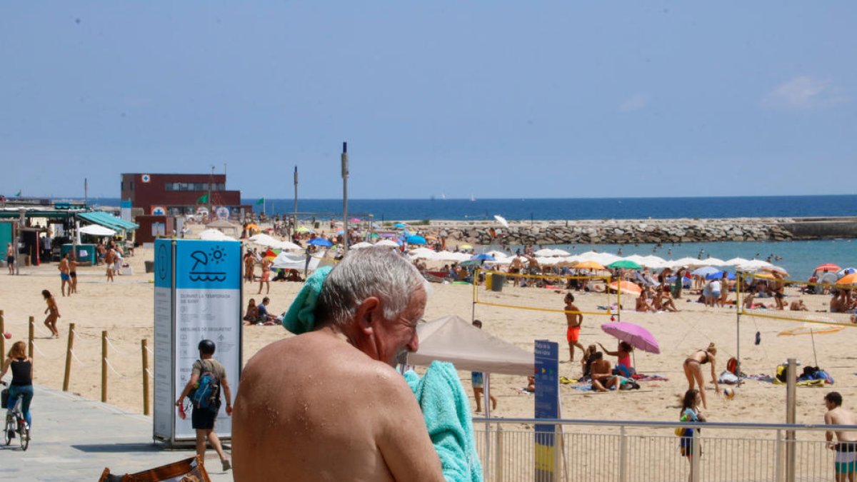 Les platges de Barcelona van superar, a la tarda, el límit d’aforament.