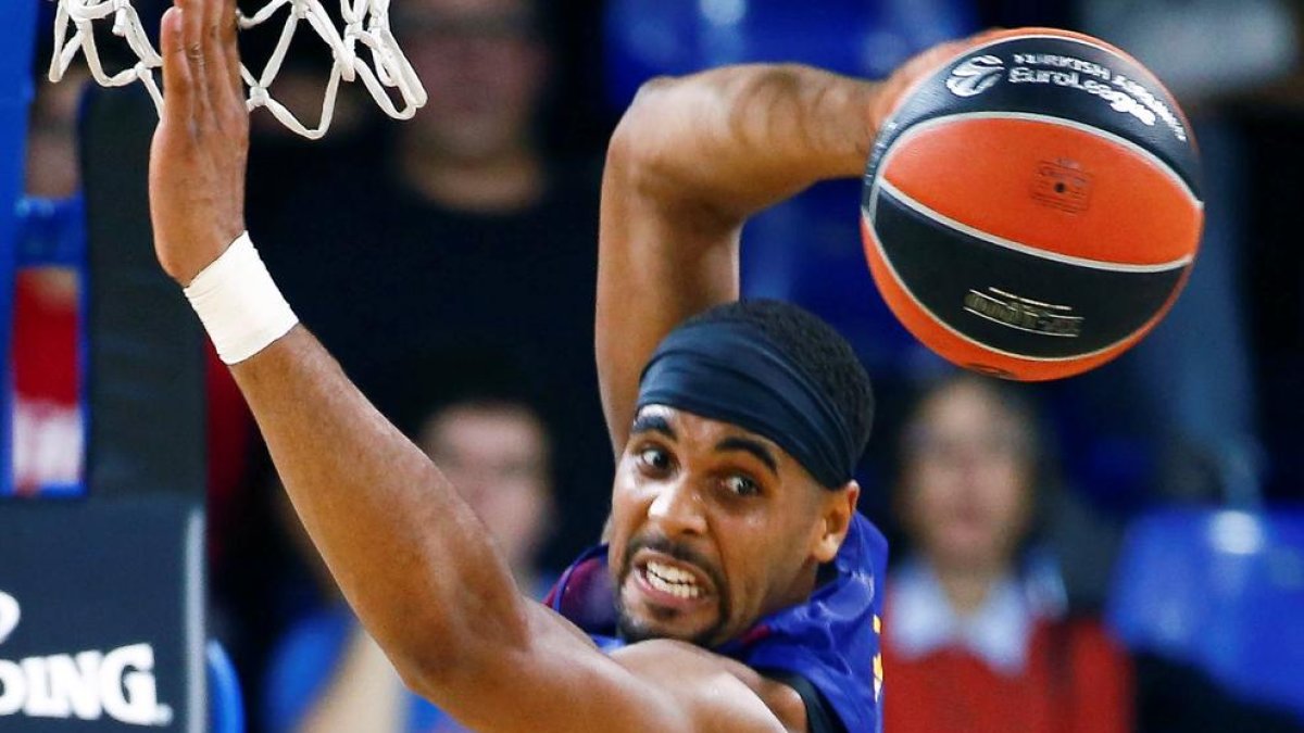 El blaugrana Brandon Davies captura la pilota davant de Maledon.