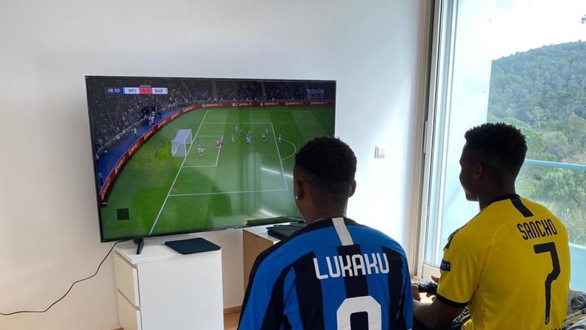 Ansu Fati passa el confinament amb la família a casa jugant a la PlayStation.