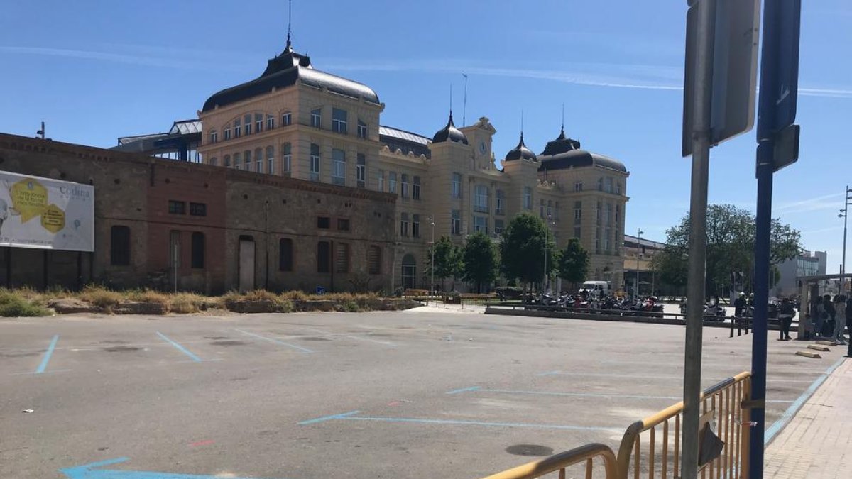 A l’esquerra, imatge presa al matí, quan estava previst iniciar les obres, i a la dreta, a la tarda, quan es va reobrir el pàrquing.
