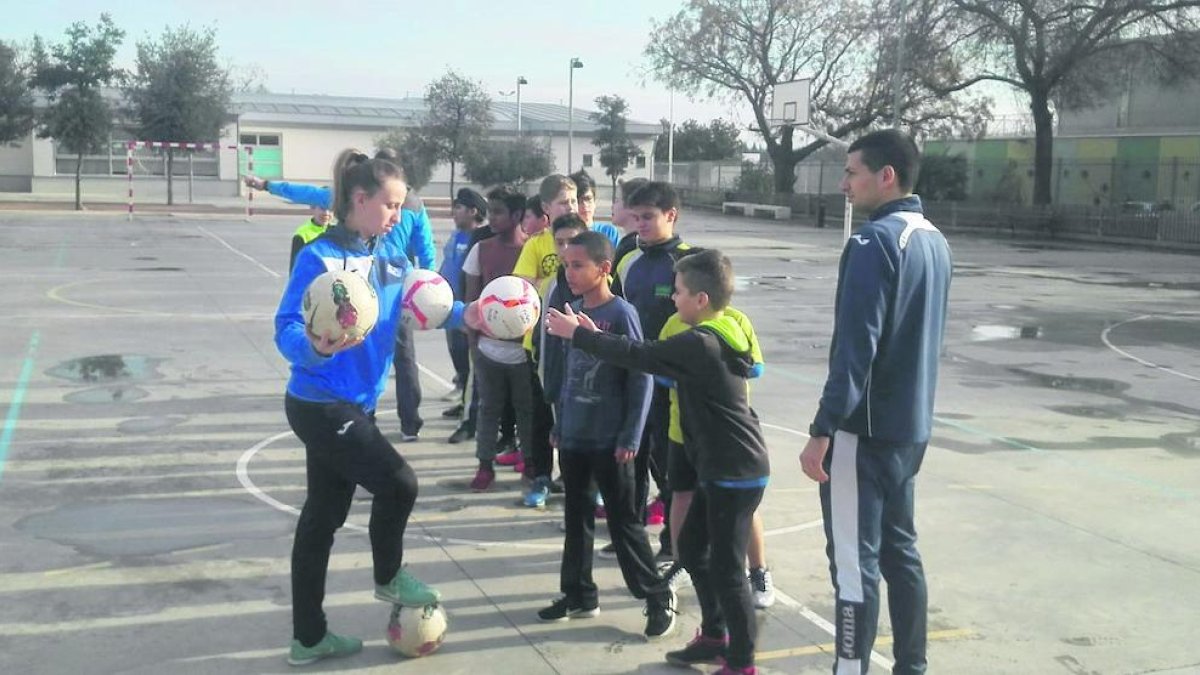 Jugadoras del AEM durante el entrenamiento con los escolares.