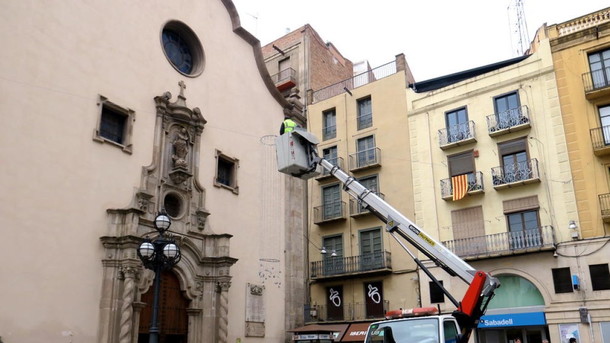 Ahir van començar a instal·lar els primers llums a l’Eix.