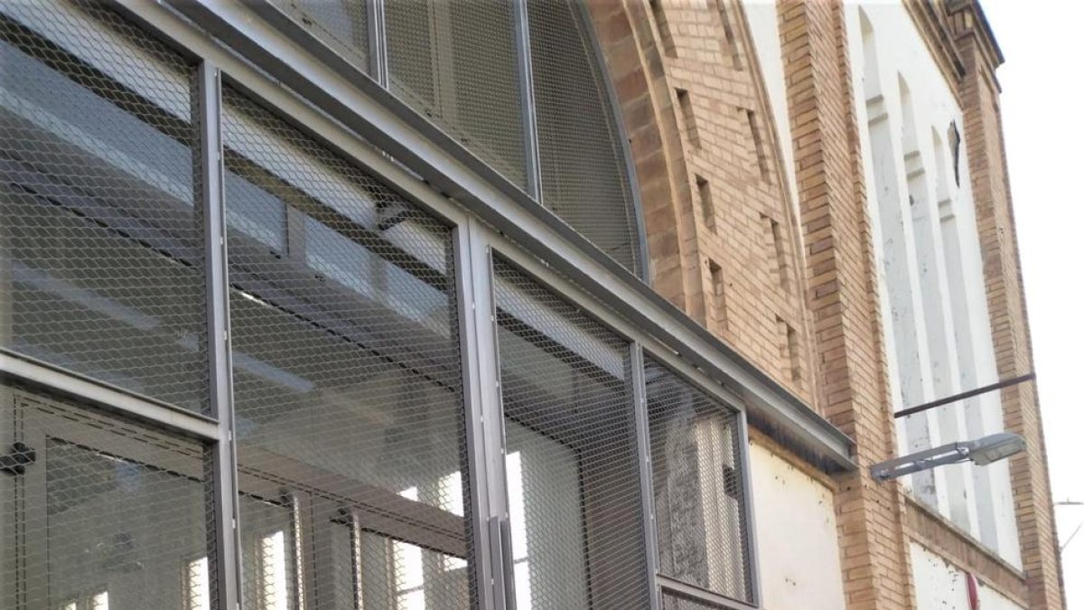 Un colchón en las escaleras del Mercat del Pla.