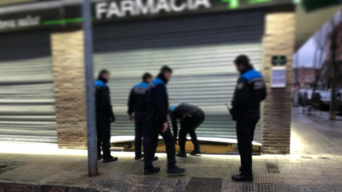 Els autors van forçar la persiana metàl·lica de l’establiment.