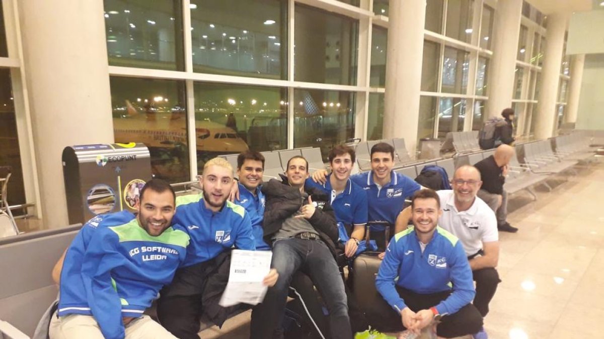 La plantilla, ahir a la tarda a l’aeroport del Prat esperant agafar el vol cap a Nantes.