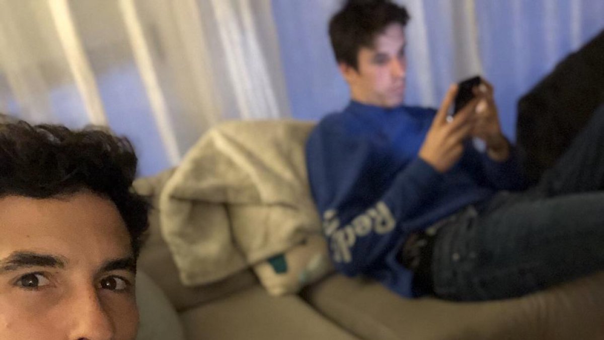 Marc y Àlex Màrquez, confinados estos días en su casa de Cervera.