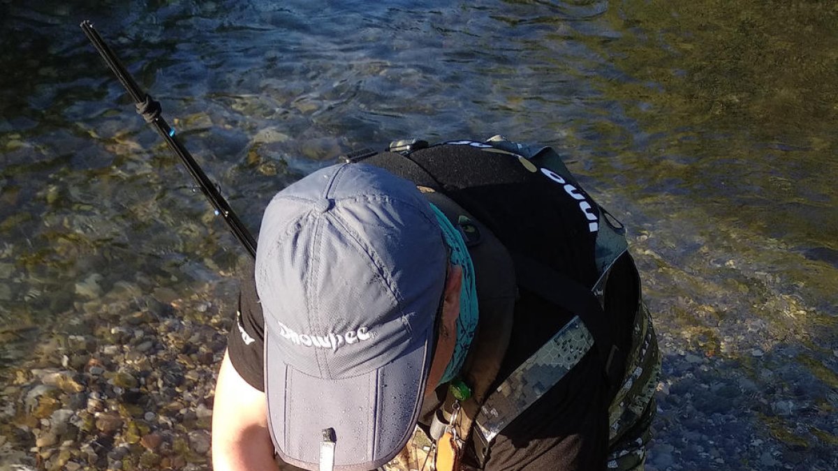 Un pescador ayer en el Segre a su paso por el Alt Urgell.