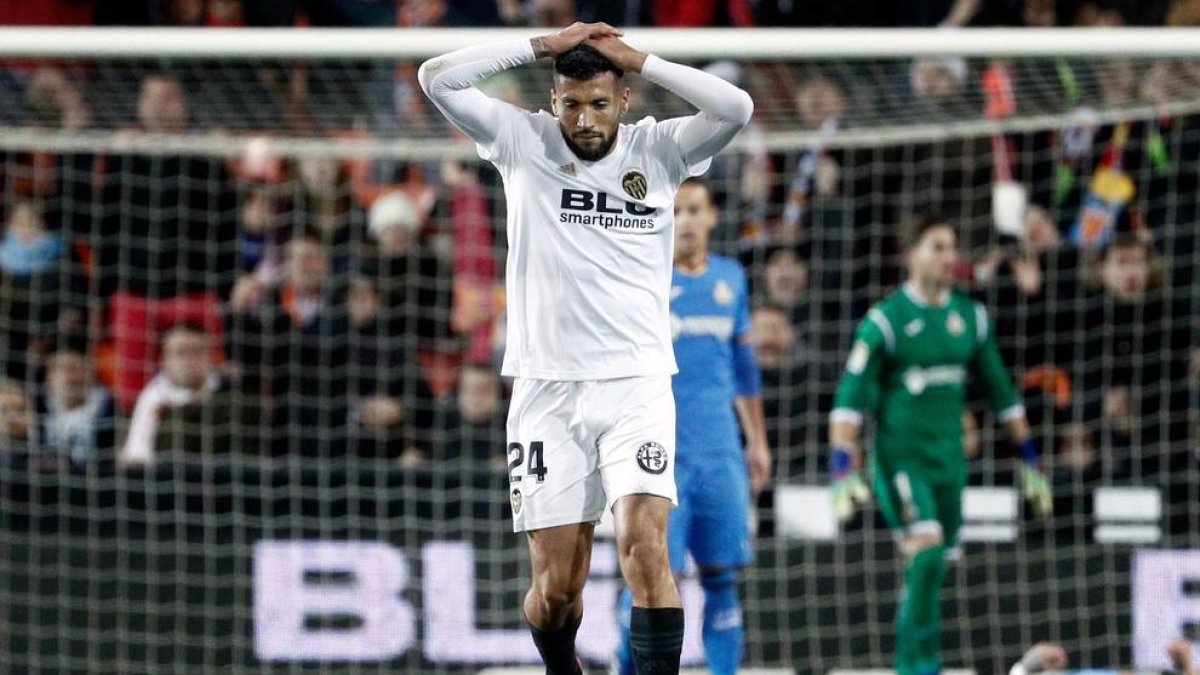 Ezequiel Garay, en un partido con su equipo, el Valencia CF.