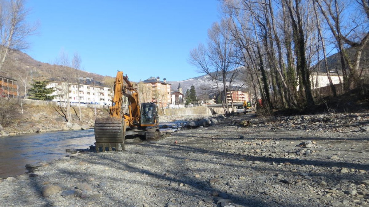 Las máquinas reanudaron ayer los trabajos para construir la nueva instalación deportiva.