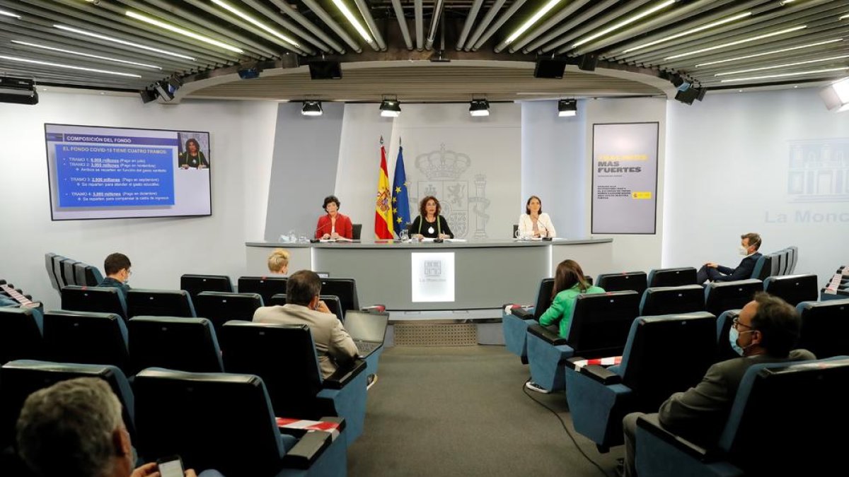 La portavoz del Gobierno y ministra de Hacienda, María Jesús Montero, junto a la ministra de Industria, Comercio y Turismo, Reyes Maroyo (derecha), y la titular de Educación y Formación Profesional, Isabel Celáa, durante la rueda de prensa posterior al Consejo de Ministros.