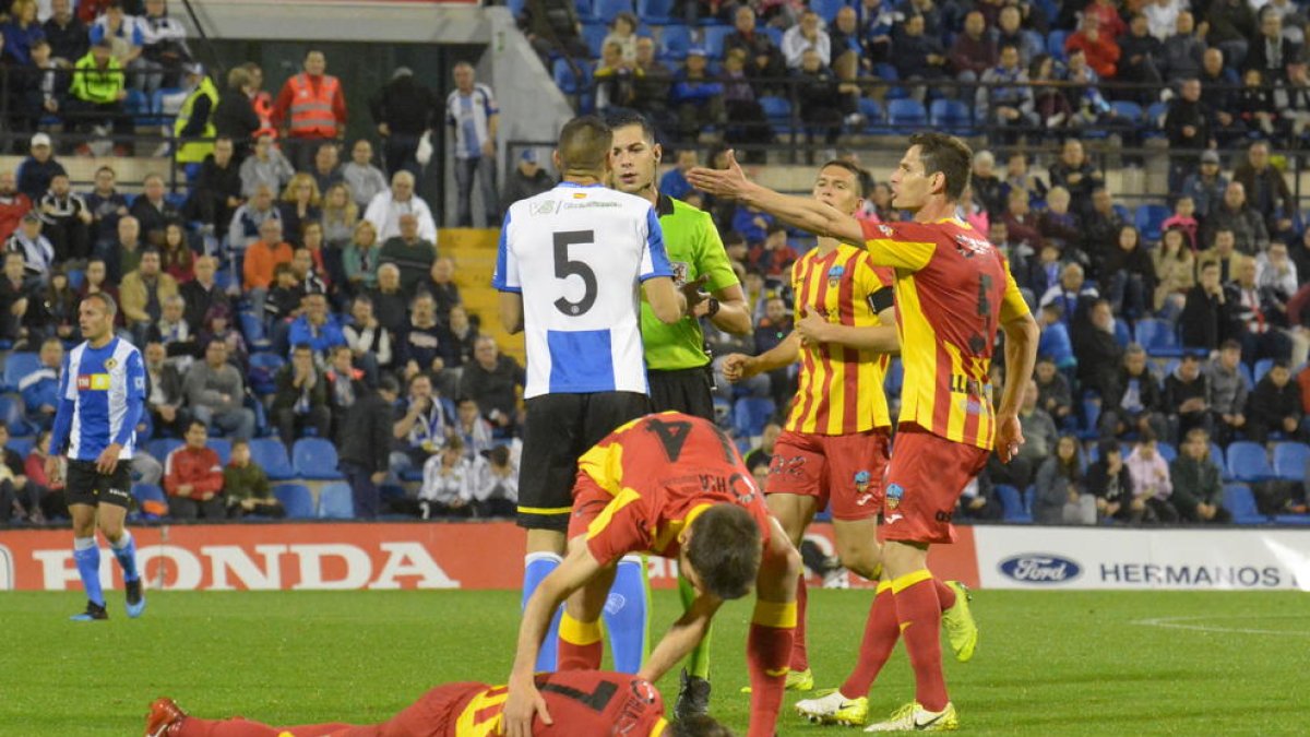 Pedro Martín intenta hacer jugada ante dos defensas del Hércules. El ariete luchó en soiitario en ataque.