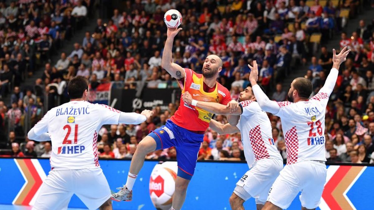 Joan Cañellas, en ataque rodeado por tres jugadores croatas.