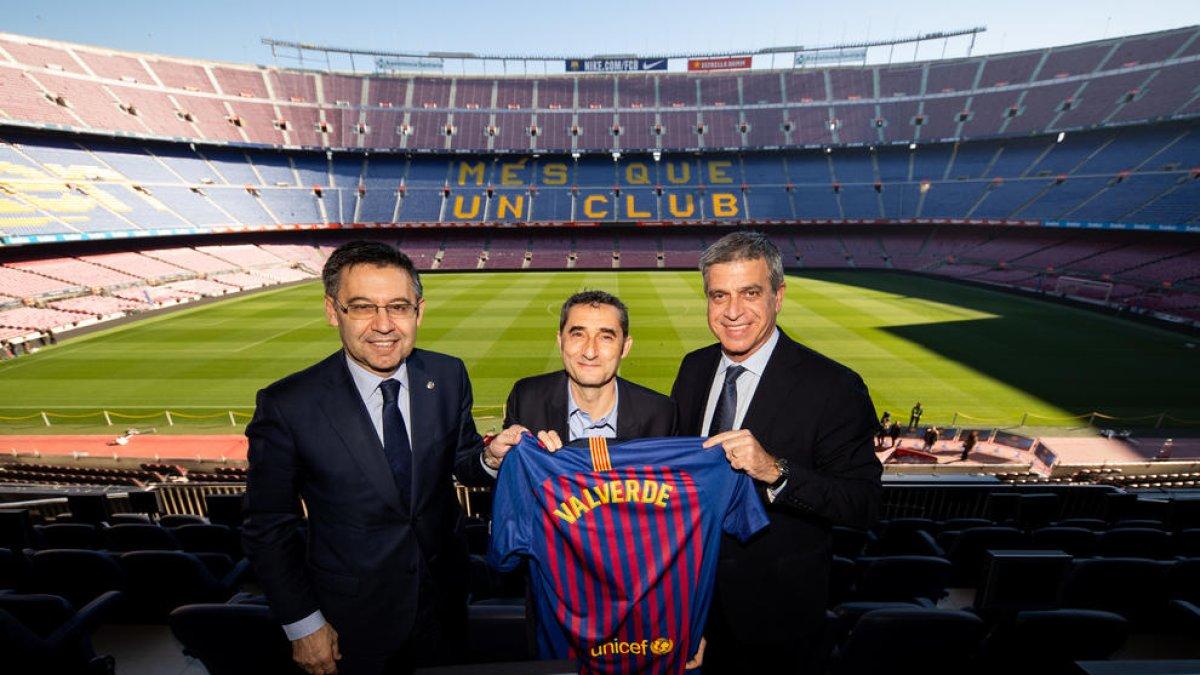 El presidente Josep Maria Bartomeu, Ernesto Valverde y el vicepresidente Jordi Mestre tras el acuerdo.