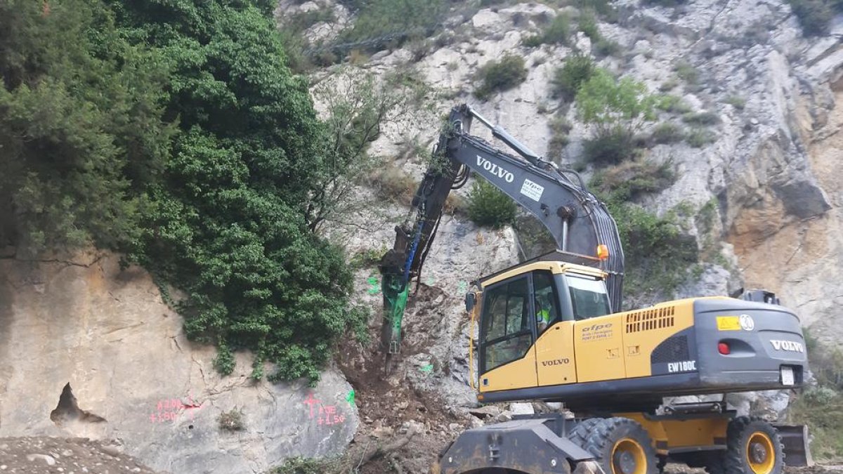 Inici de les obres d’embocadura a l’entrada al túnel.