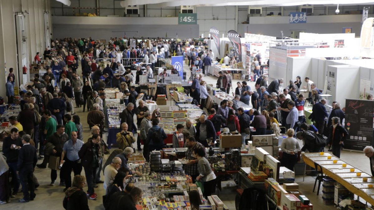 Centenares de personas visitaron ayer la décima edición de Expo Tren, la feria sobre modelismo y ocio ferroviario de Lleida.