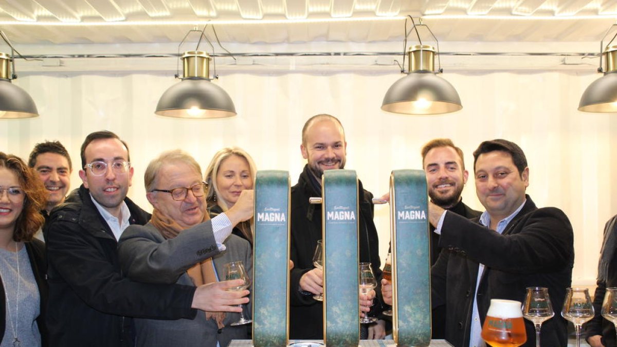 Nombroses autoritats van assistir ahir a la inauguració de CervisiaLleida als Camps Elisis.