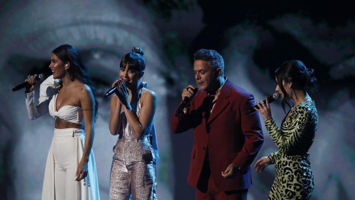 Sanz combinó su veteranía con la juventud de Aitana, Nella y Greeicy.