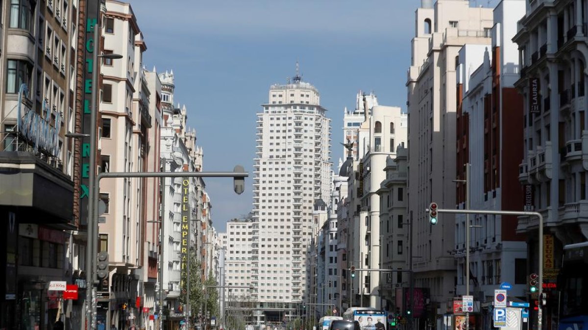 La Gran Via de Madrid oferia ahir una imatge atípica i gairebé buida de vehicles i vianants.