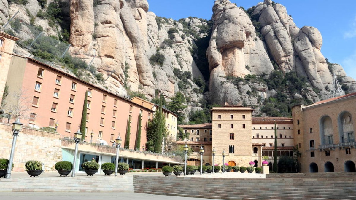 Imatge inusual de l’esplanada de la basílica de Montserrat totalment buida ahir al migdia.