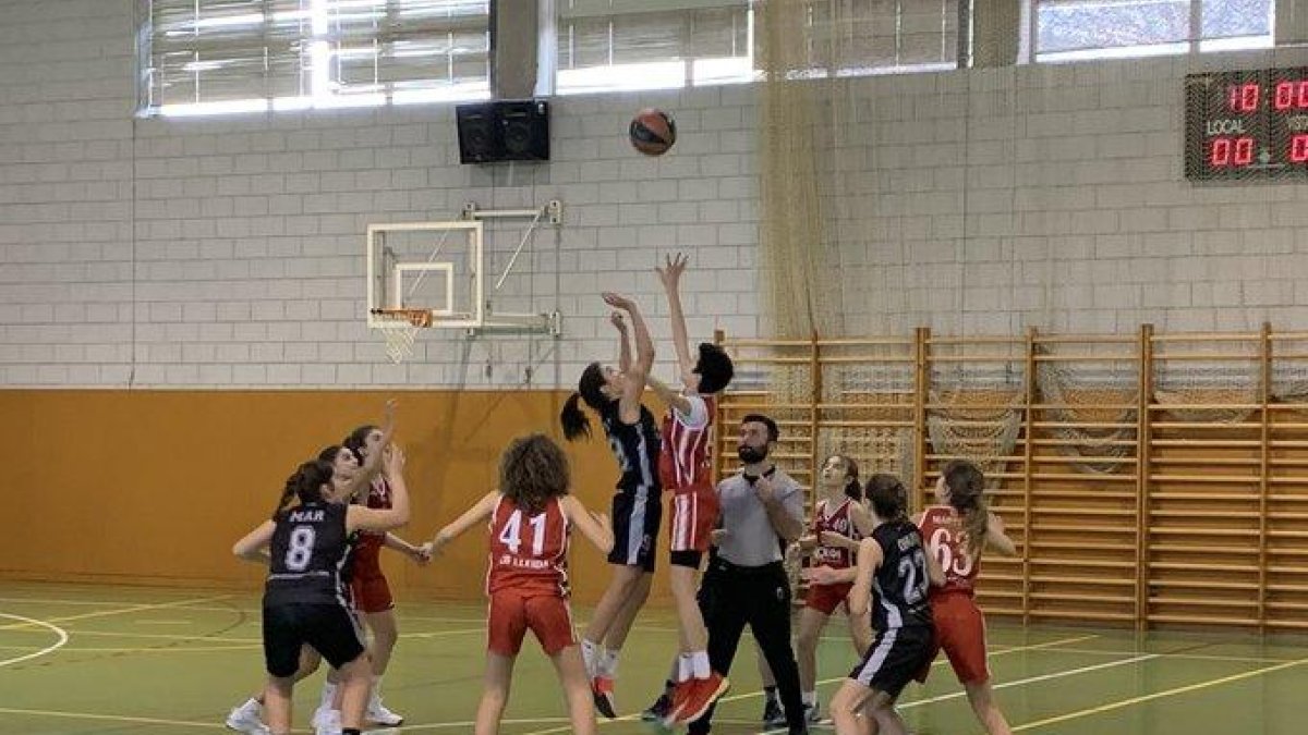 Una acción del partido entre el CB Lleida y el Femení Maresme.