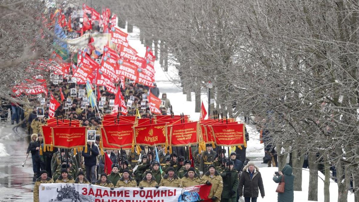 Veteranos rusos acuden a la conmemoración de la retirada.
