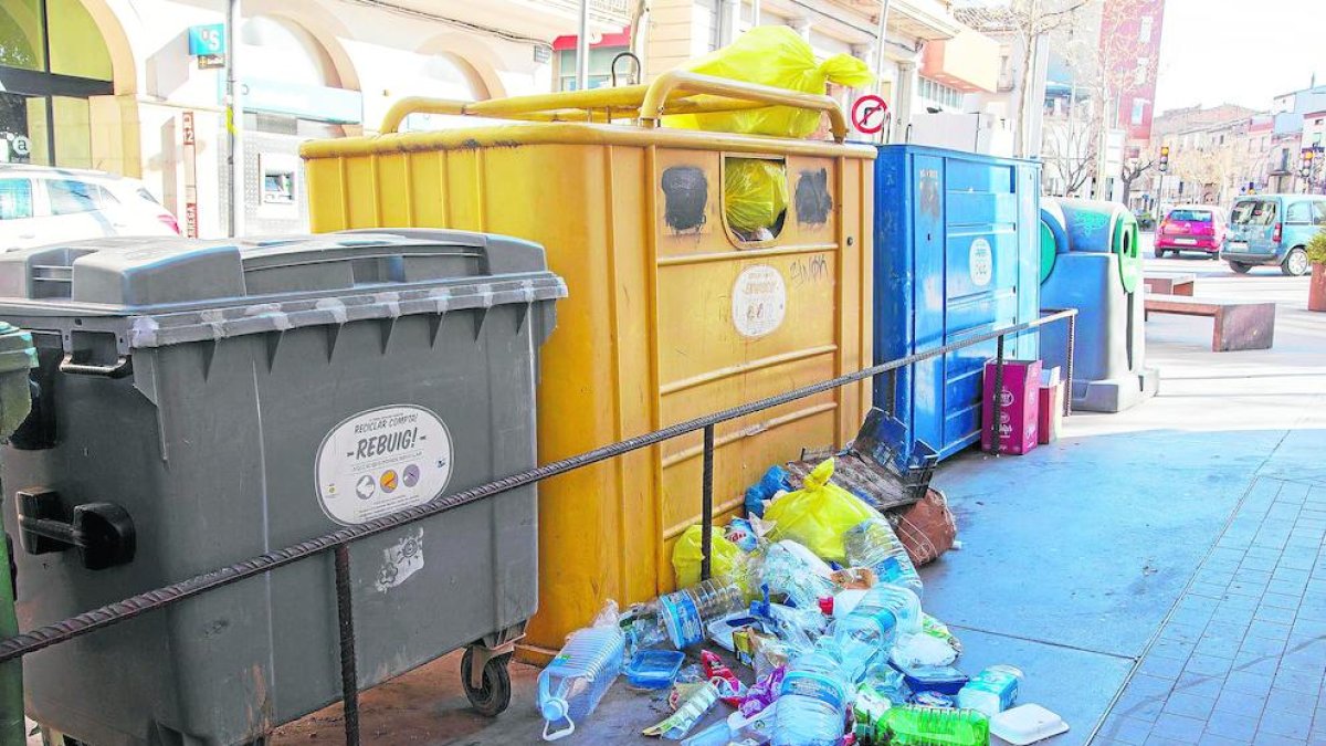Imagen de los contenedores desbordados de Tàrrega.