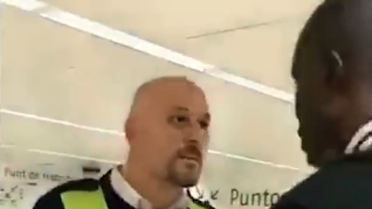 Moment de la disputa entre el vigilant i el passatger.