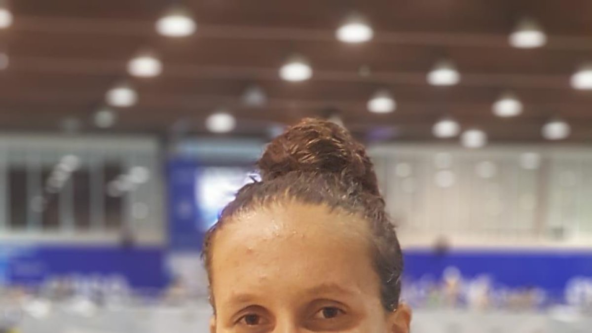 Paula Juste ayer mostrando sus dos oros.