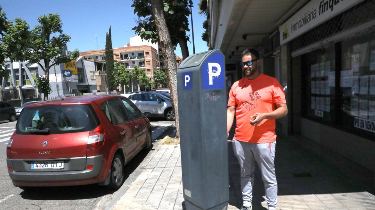 Un conductor pagando ayer la zona azul en la capital del Segrià.