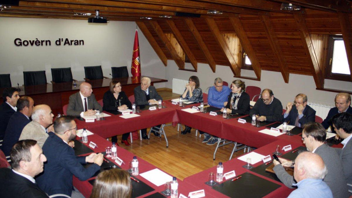 La reunió de Perelló amb els alcaldes d’Aran i el síndic.