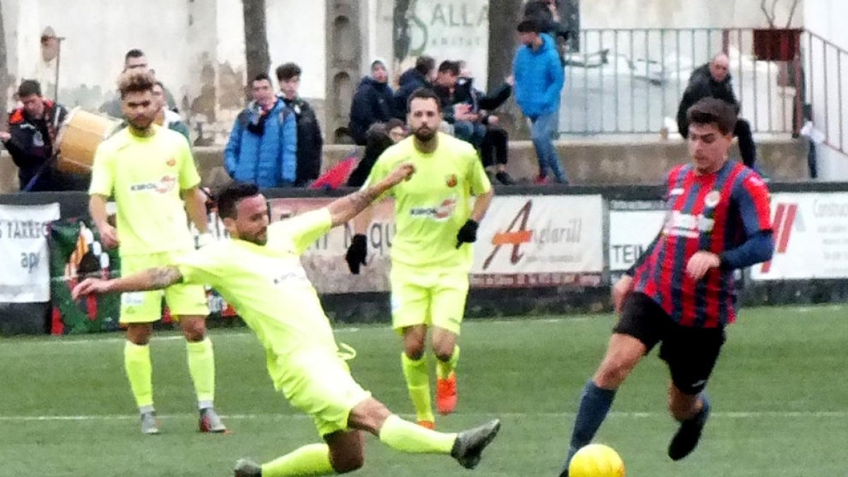Un jugador del Tàrrega supera a un defensor del Santboià en una acción del partido.