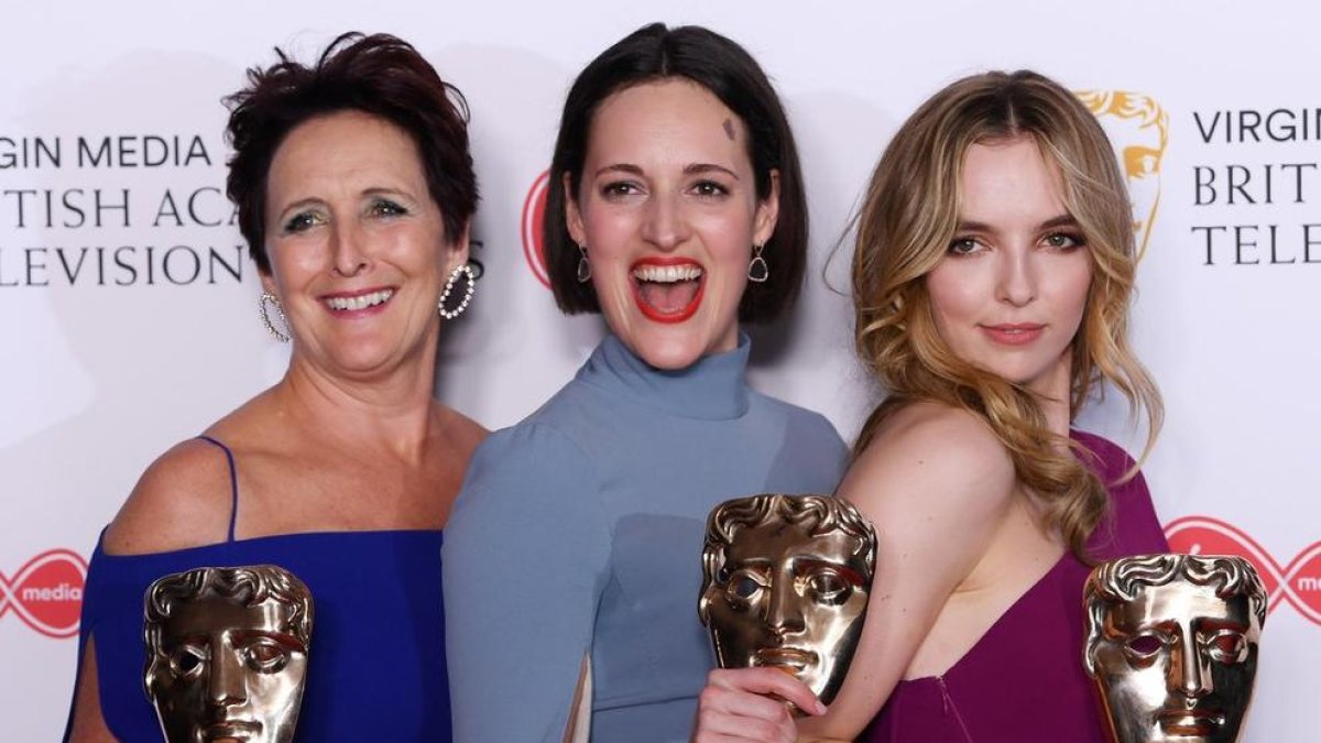 Fiona Shaw, Phoebe Waller Bridge i Jodie Comer, de ‘Killing Eve’, amb els seus premis Bafta.
