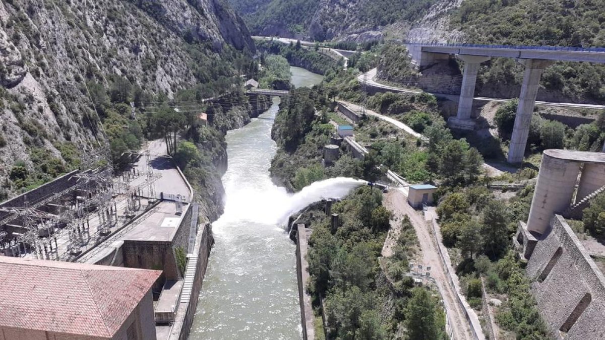 El pantano de Oliana, en el Segre, está al 99% de su capacidad y suelta 12 metros cúbicos por segundo por turbinas. A la derecha, Camarasa, en el  Noguera Pallaresa.