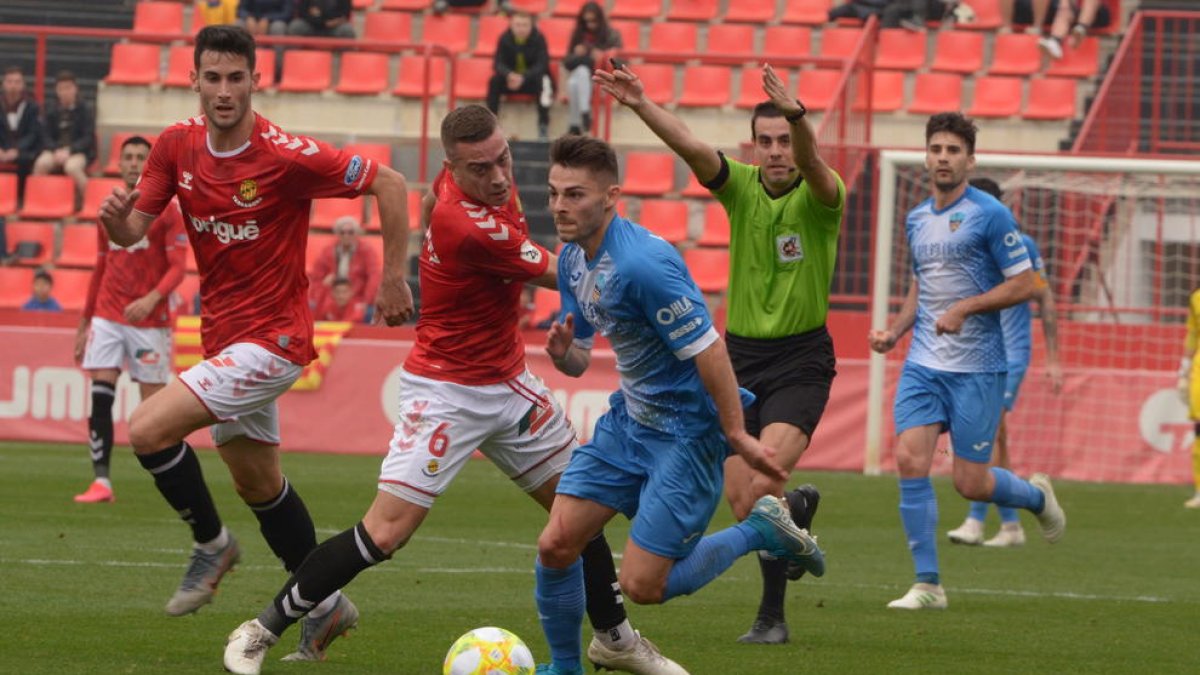 Liberto se escapa de Juan Rodríguez en la acción en la que, pese a ser objeto de tres faltas, el colegiado dejó seguir el juego para acabar silbando el penalti que supuso el empate grana.