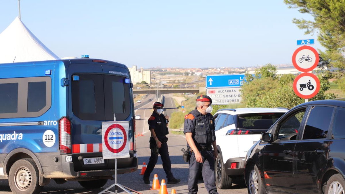 Controles policiales el pasado julio tras decretarse el confinamiento perimetral del Segrià.